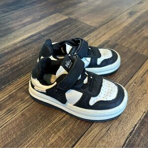 Boys Black & White Sneaker Tennis Shoes Size 26 or Little boys Size 9